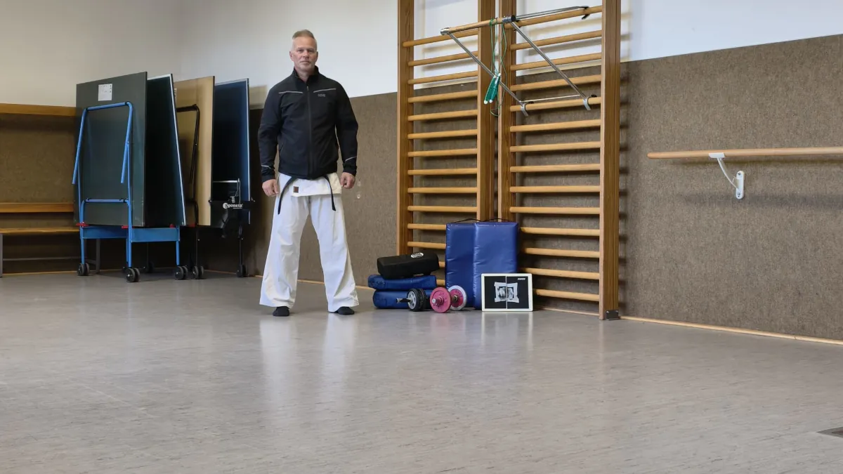 Sempai Tino Mattiß (1. Dan Ashihara) in Karate-Kleidung im Innenbereich des Dojo Briesen vom Kyokushinkai Karate Köpenick e.V.