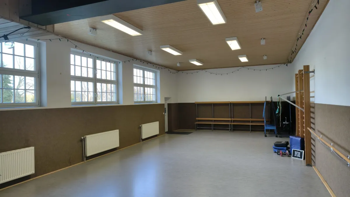 Heller Trainingsraum im Karate Dojo Briesen mit Sprossenwand, Fensterfront und Equipment für Kampfsport-Training.