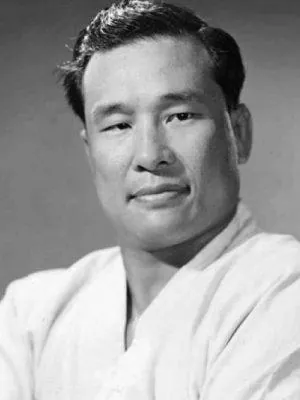 Junges Schwarz-Weiß-Porträt von Masutatsu Oyama im weißen Gi – Gründer des Kyokushin Karate in den frühen Jahren
