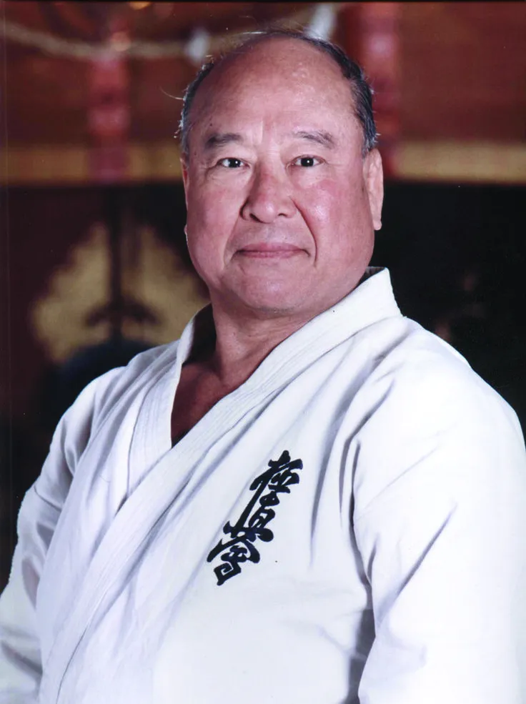 Masutatsu Oyama in weißem Kyokushin-Gi mit Kanji-Emblem – Gründer und Sosai des Kyokushin Karate