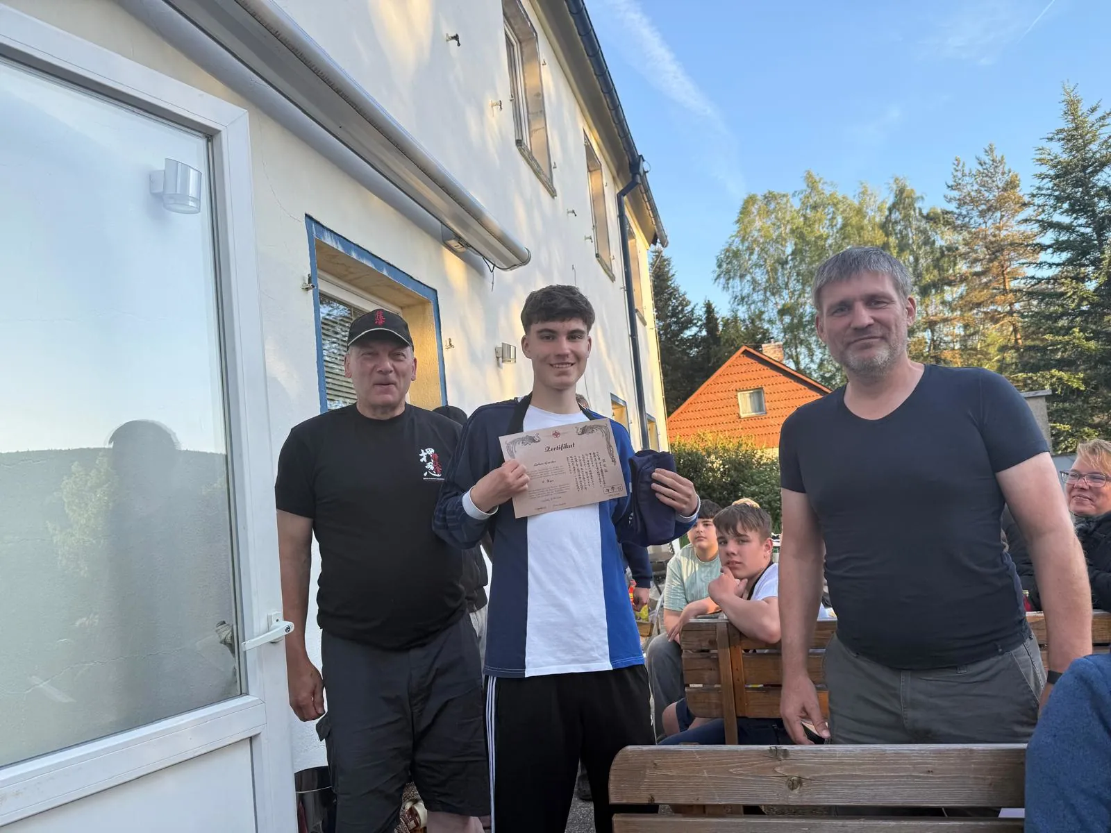 Kohai Lukas – Prüfung zum 7. Kyu bestanden! Kohai Lukas vom Kyokushinkai Karate Köpenick e.V. mit Zertifikat nach bestandener Prüfung zum 7. Kyu, gemeinsam mit Senpai Timo und Senpai Peter beim Trainingscamp