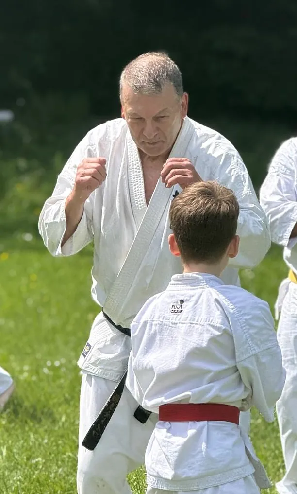 Peter Bradler, Vorstandsvorsitzender des Kyokushinkai Karate Köpenick e.V., trainiert im Freien mit einem jungen Karateka