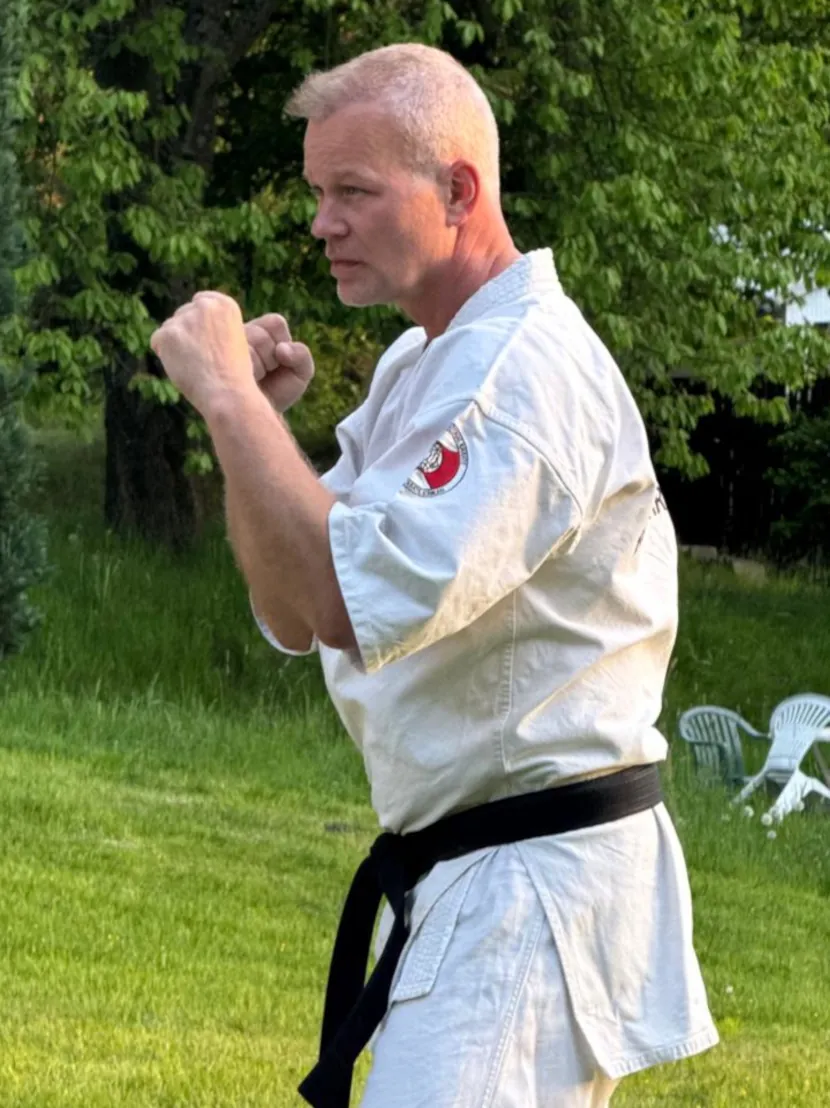 Sempai Tino, 1. Dan Ashihara Karate, Trainer der Kyokushinkai Karate Köpenick e.V., in Kampfstellung auf einer Wiese