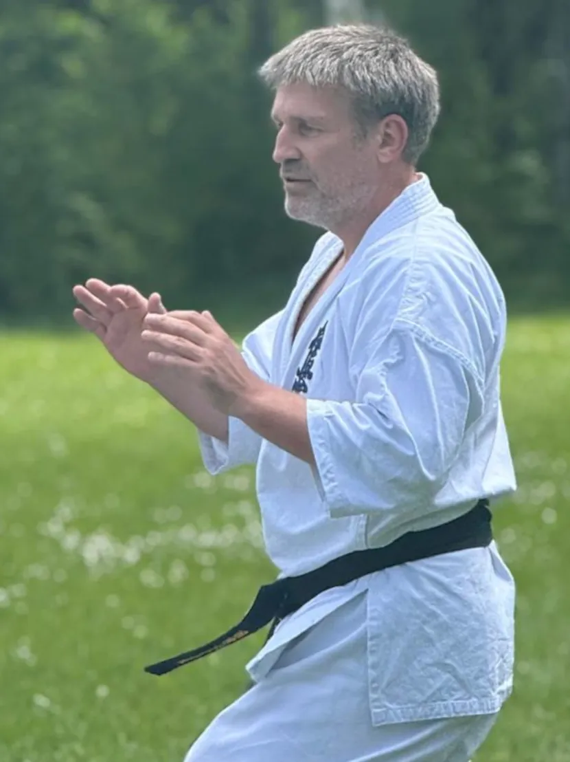 Senpai Timo, 2. Dan Kyokushin Karate, Trainer der Kyokushinkai Karate Köpenick e.V., in Kampfstellung auf einer Wiese