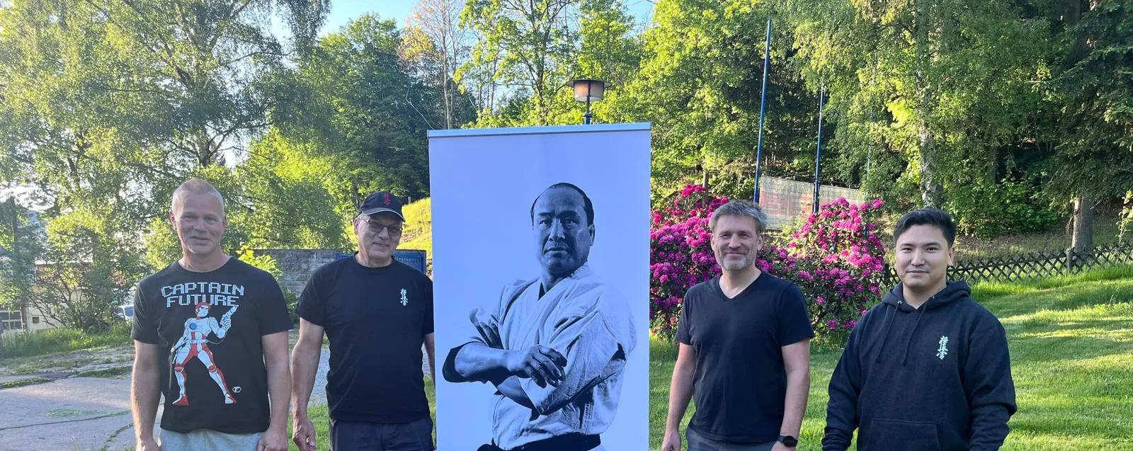 Trainer des Kyokushinkai Karate Köpenick e.V. vor einem Porträt von Sosai Masutatsu Oyama.