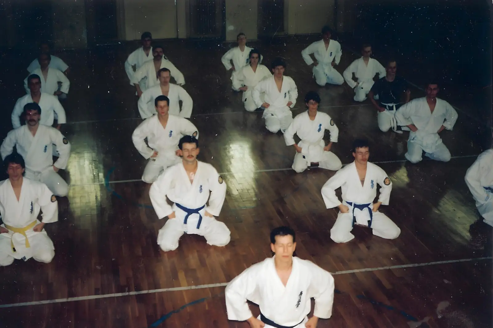 1991 – Die Gründungsgruppe im alten Dojo Gruppe von Karateka des Kyokushinkai Karate Köpenick e.V. im traditionellen Sitz im alten Dojo im Gründungsjahr 1991