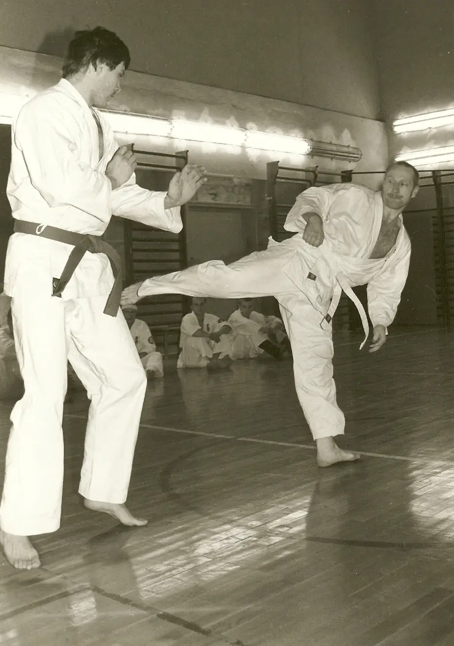 Kumite im ehemaligen Dojo – 1992 Zwei Karateka des Kyokushinkai Karate Köpenick e.V. beim Kumite mit Mawashi-Geri im ehemaligen Dojo im Alexander-von-Humboldt-Gymnasium, Aufnahme aus dem Jahr 1992