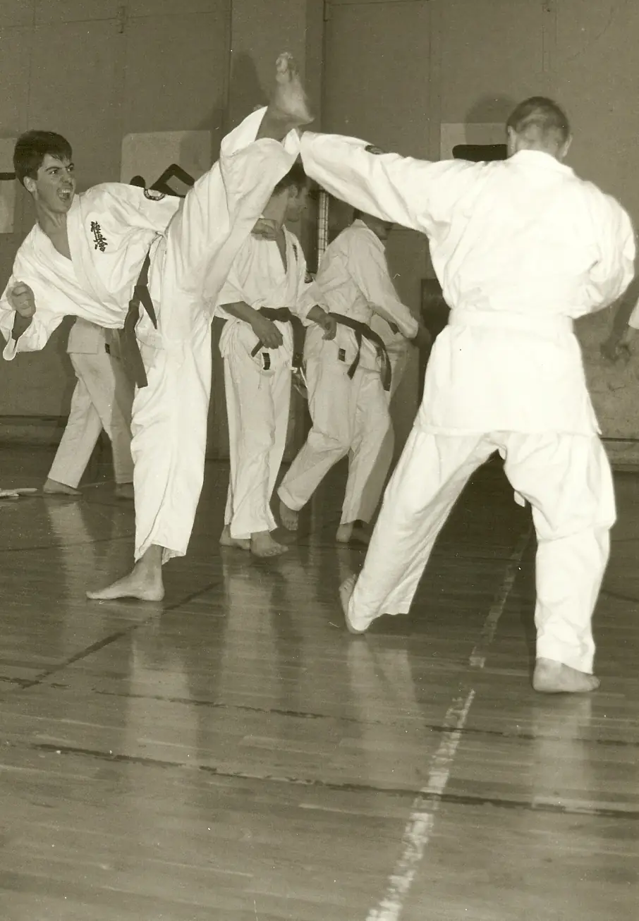 Kumite im ehemaligen Dojo – 1993 Zwei Karateka des Kyokushinkai Karate Köpenick e.V. beim intensiven Kumite mit einem Kopftritt im ehemaligen Dojo im Alexander-von-Humboldt-Gymnasium, Aufnahme aus dem Jahr 1993
