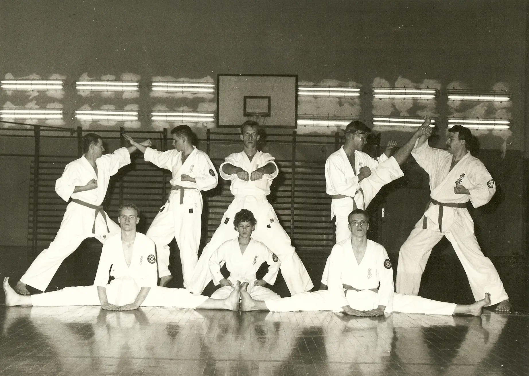 Gruppenfoto im ehemaligen Dojo – 1994 Gruppenfoto von Karateka des Kyokushinkai Karate Köpenick e.V. in verschiedenen Kampf- und Dehnungsposen (u.a. Spagat) im ehemaligen Dojo im Alexander-von-Humboldt-Gymnasium, Aufnahme aus dem Jahr 1994