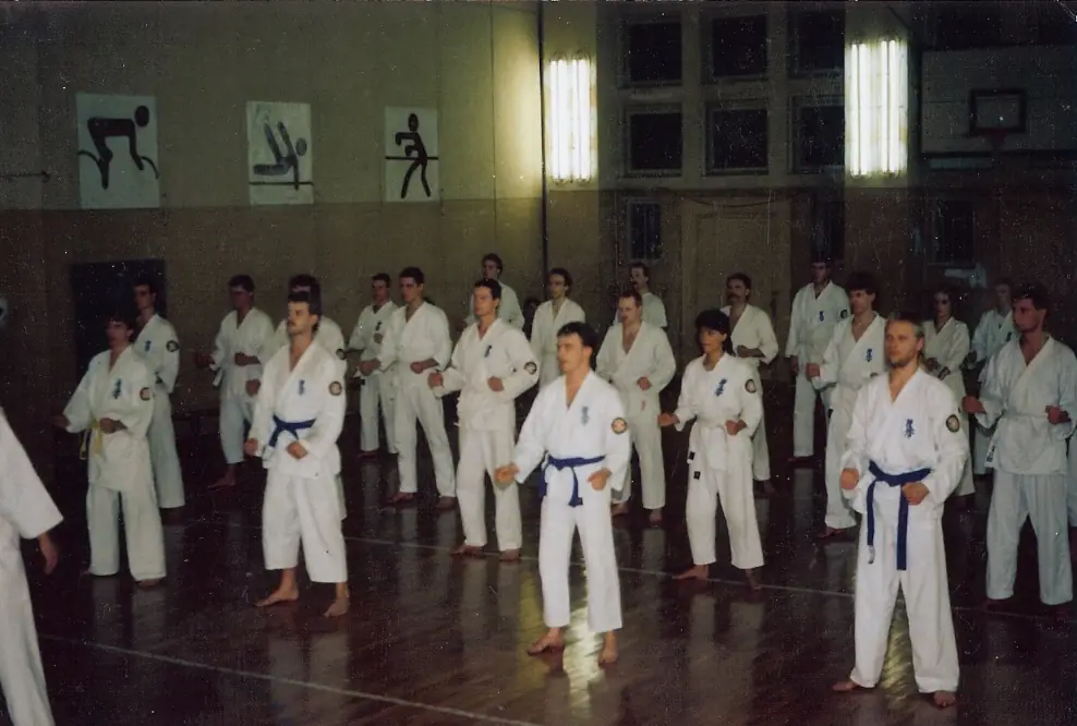 Training im ehemaligen Dojo – Alexander-von-Humboldt-Gymnasium Trainingsgruppe des Kyokushinkai Karate Köpenick e.V. im Gi in Reihen aufgestellt im ehemaligen Dojo im Alexander-von-Humboldt-Gymnasium Köpenick