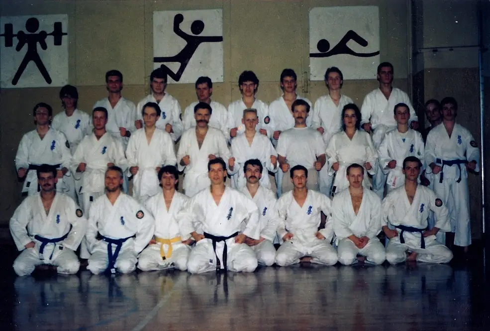Gruppenfoto im ehemaligen Dojo – Alexander-von-Humboldt-Gymnasium Gruppenfoto von Karateka des Kyokushinkai Karate Köpenick e.V. im Gi in der Sporthalle des ehemaligen Dojos im Alexander-von-Humboldt-Gymnasium Köpenick