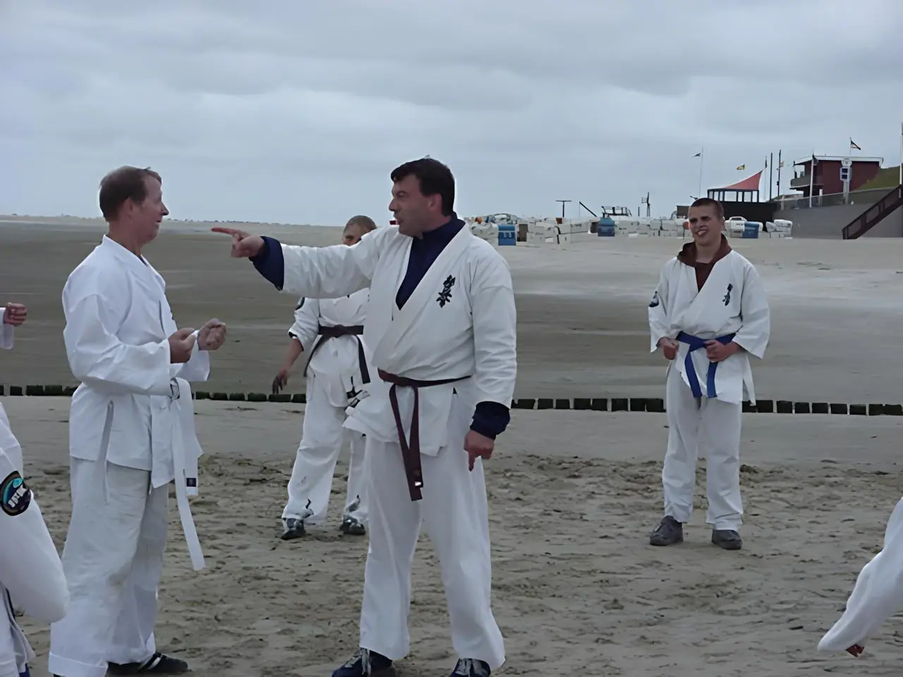 Peter und Team am Strand von Amrum Peter im Gespräch mit weiteren Karateka des Kyokushinkai Karate Köpenick e.V. am Strand von Amrum vor dem Training