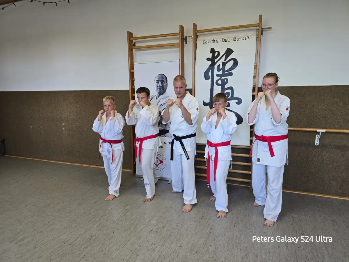 Teamfoto Dojo Briesen Sempai Tino Teamfoto von Senpai Tino und Schülern des Kyokushinkai Karate Köpenick e.V. in der Sporthalle am Standort Dojo Briesen