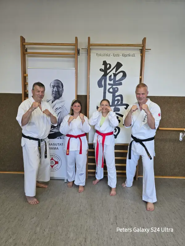 Teamfoto Dojo Briesen – Sempai Tino mit Senpai Peter – Kyuprüfung