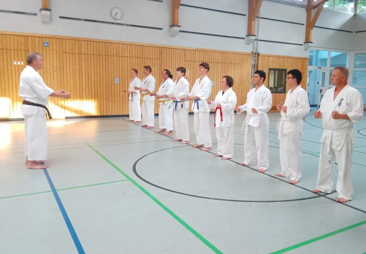 Dojo Oberschöneweide 2026 – Seiretsu Das Seiretsu (Aufstellen in einer Reihe) vor dem Abgrüßen nach dem Training im Dojo Oberschöneweide 2026 mit Senpai Peter.