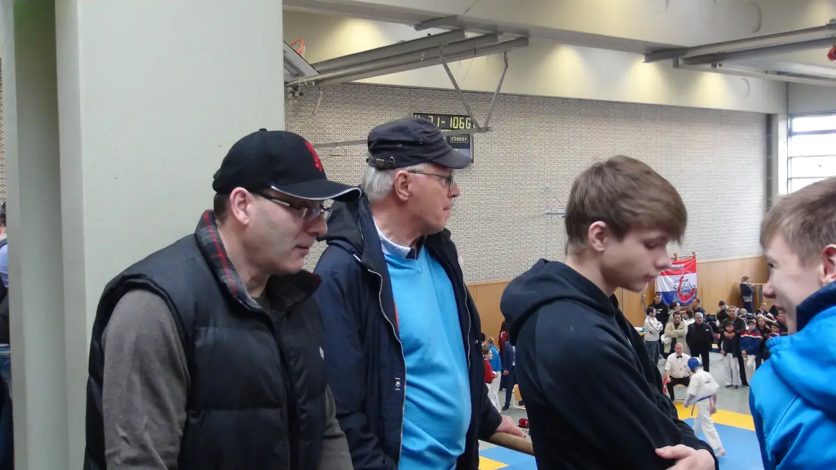 Dr. Wolf Herwart Münscher und Senpai Peter – Blick auf Kampfmatte 2016 Sponsor Dr. Wolf Herwart Münscher und Senpai Peter blicken von der Tribüne hinab auf die Kampfmatte der Kyokushin Karate Europameisterschaft 2016.