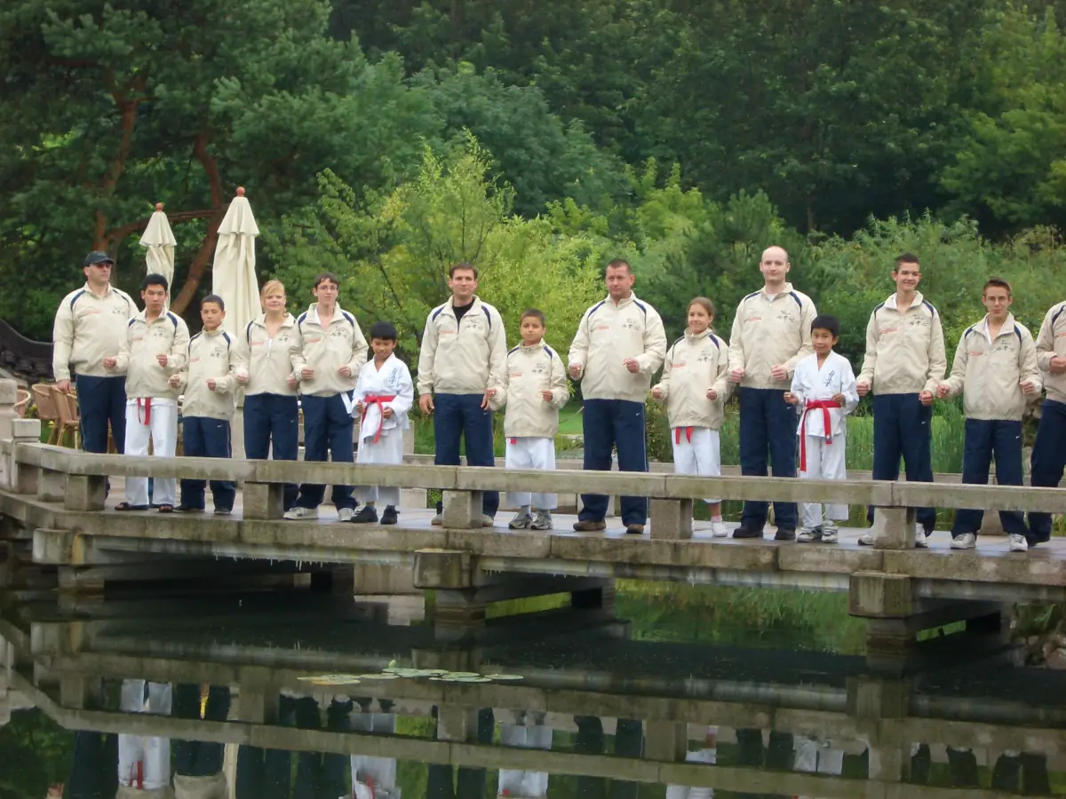 KKK e.V. – Gärten der Welt mit Sponsorenanzügen der Ossege GmbH (2007) Mitglieder des Kyokushinkai Karate Köpenick e.V. in Sponsorenanzügen der Versorgungstechnik Ossege GmbH in den Gärten der Welt Berlin im Jahr 2007.