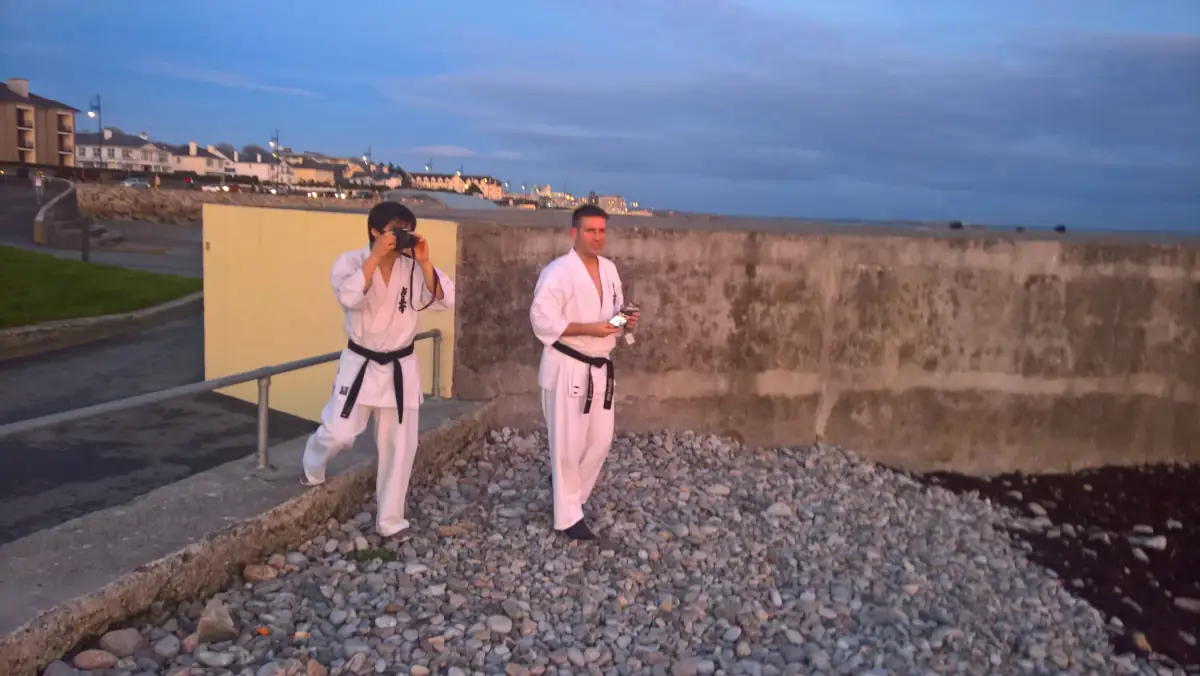 An der Küste von Galway Karateka des Kyokushinkai Karate Köpenick e.V. stehen an der Küste von Galway am Atlantik und machen Fotos