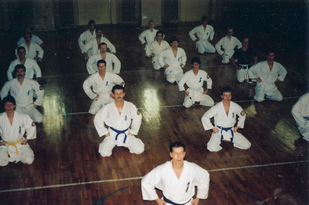Gründungsjahr 1991 – Im alten Dojo – Gruppe im traditionellen Sitz Gruppe von Karateka des Kyokushinkai Karate Köpenick e.V. im traditionellen Sitz im alten Dojo aus dem Gründungsjahr 1991
