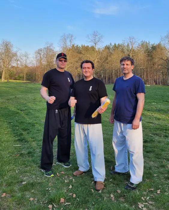 Erfolgreiche Prüfung zum 6. Kyu – Wuhlheide Senpai Peter, Senpai Tino und Prüfling John des Kyokushinkai Karate Köpenick e.V. nach erfolgreicher Prüfung zum 6. Kyu im Wuhlheide Park in Berlin