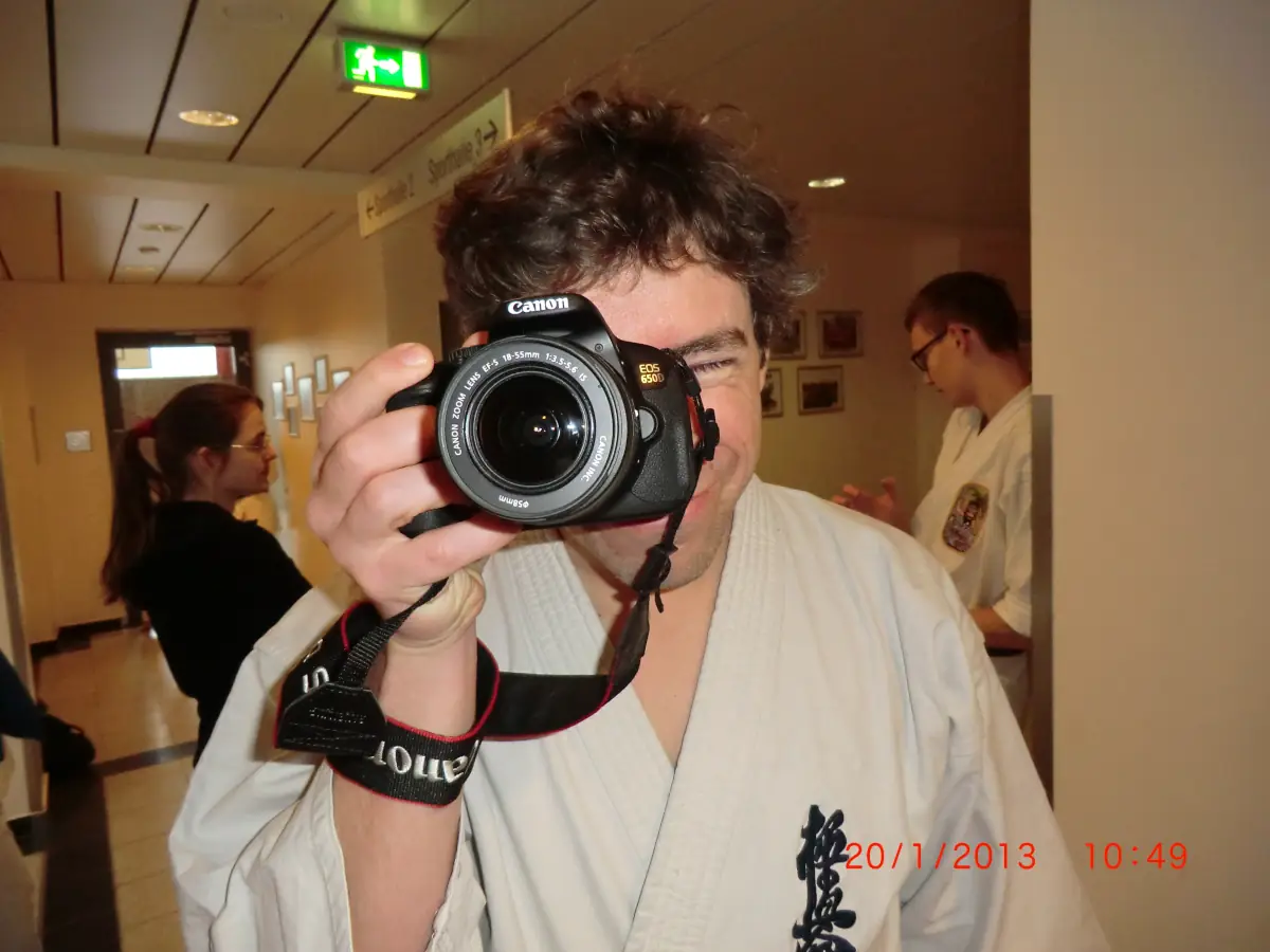 Martin fotografiert Kamera Lindow Katana Seminar 2013 Martin vom Kyokushinkai Karate Köpenick e.V. mit einer Canon Kamera im Trainingslager Lindow 2013.