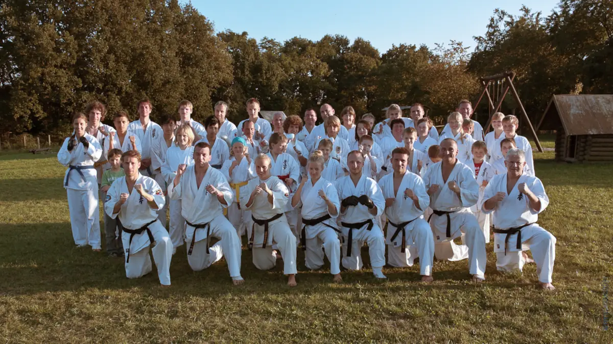 Oderlandcamp 2011 – Gruppenfoto aller Teilnehmer Großes Gruppenfoto aller Teilnehmer und Trainer des Kyokushin Karate Oderlandcamps 2011 in Falkenhagen zusammen mit Shihan Liam Keaveney.