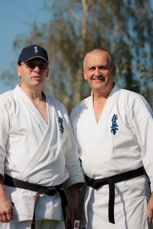 Oderlandcamp 2011 – Peter und Jens Peter und Jens im weißen Kyokushin-Karate-Gi mit schwarzen Gürteln nebeneinander beim Oderlandcamp 2011.