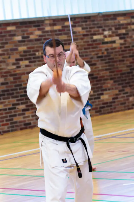 Senpai Peter Bradler beim Katana Kata Training Lindow 2013 Frontale Aufnahme von Senpai Peter Bradler beim Katana Kata Training im Trainingslager des Kyokushinkai Karate Köpenick e.V. in Lindow 2013.