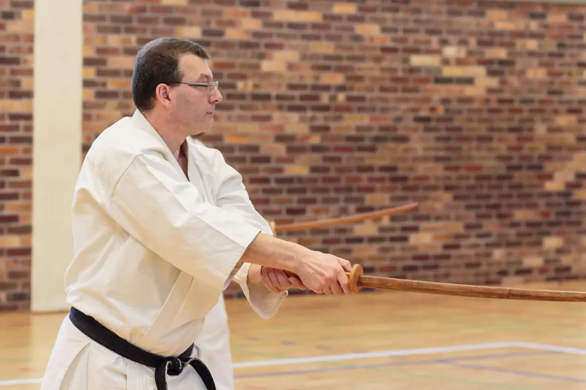 Kyokushinkai Karate Köpenick – Senpai Peter Bradler Katana Kata Training Lindow 2013 Senpai Peter Bradler, Vorsitzender des Kyokushinkai Karate Köpenick e.V., beim Katana Kata Training im Trainingslager Lindow 2013.