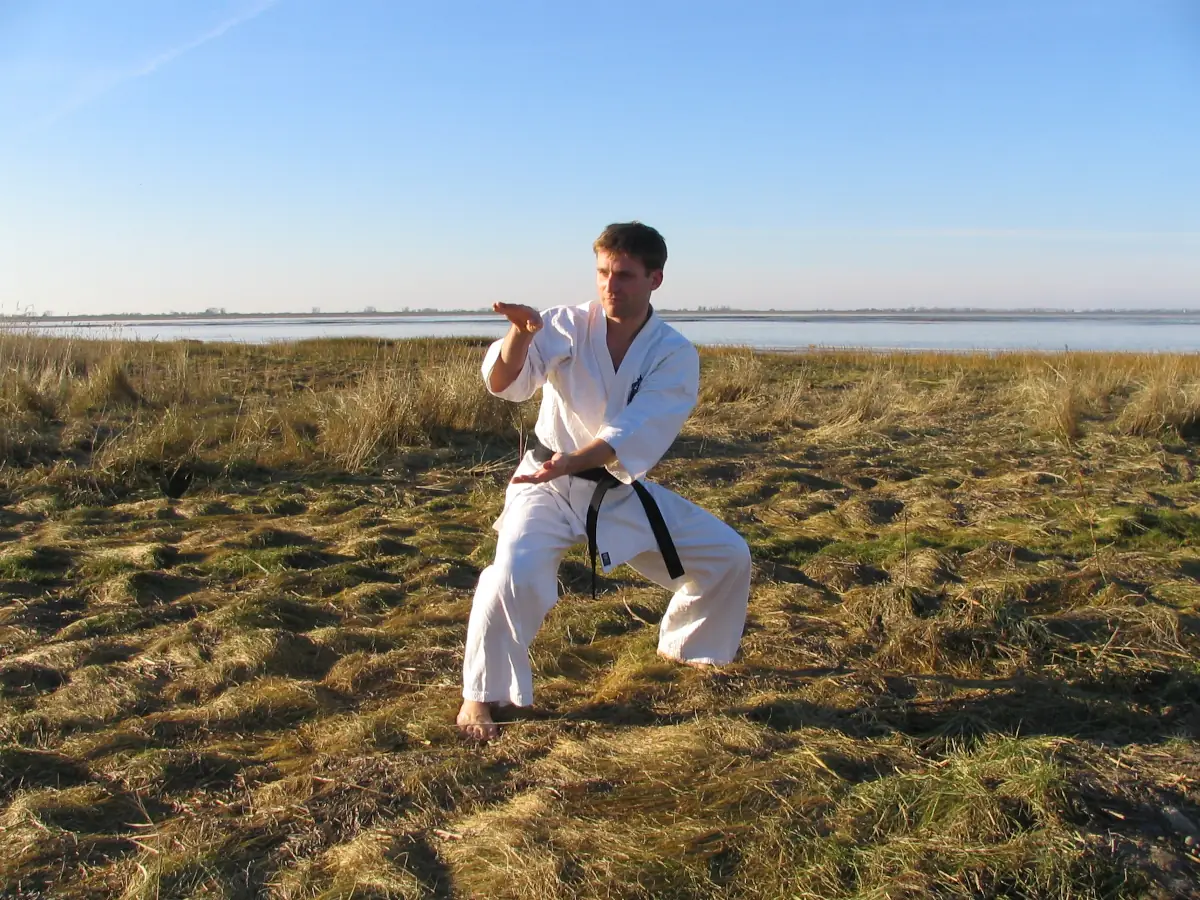 Senpai Timo – Kata in der Natur Senpai Timo vom Kyokushinkai Karate Köpenick e.V. in einer Kata-Stellung barfuß in einer Naturlandschaft am Wasse