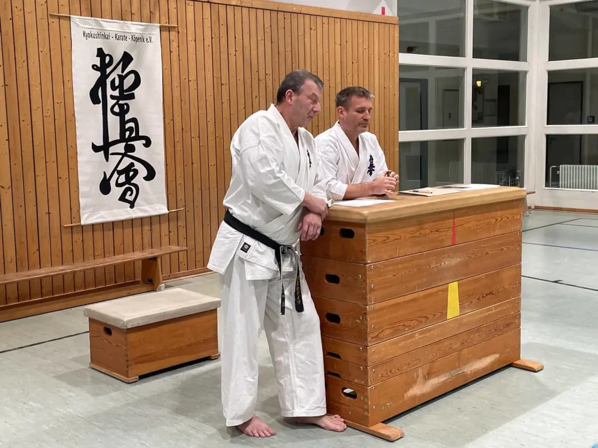 Verkündung der Gürtelprüfungsergebnisse im Dojo Oberschöneweide Senpai Timo und Senpai Peter vom Kyokushinkai Karate Köpenick e.V. bei der Verkündung der Gürtelprüfungsergebnisse im Dojo Oberschöneweide