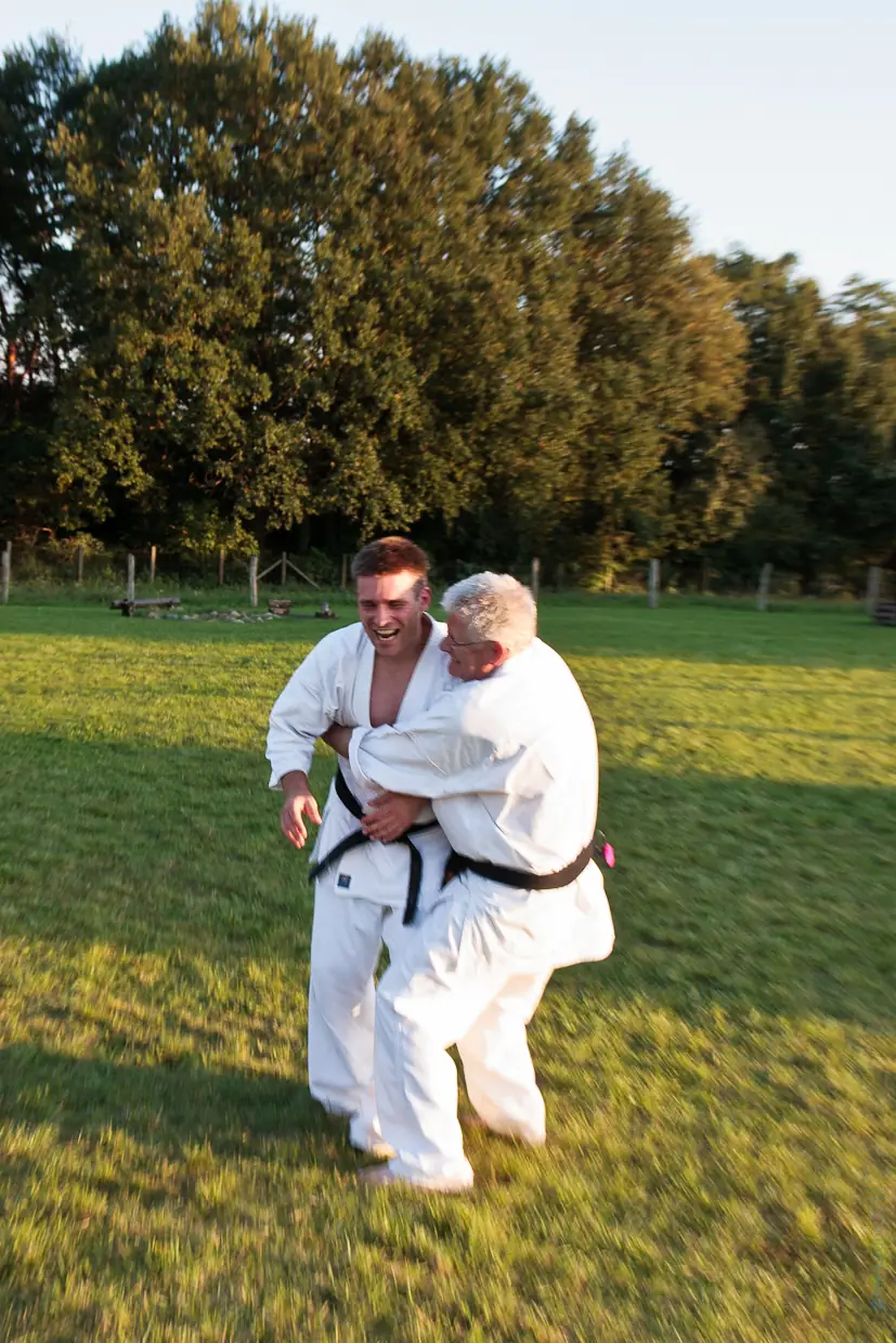 Senpai Timo (2. Dan) KKK e.V. mit Shihan Liam Keaveney – Oderlandcamp 2011 Senpai Timo (2. Dan) vom KKK e.V. und Shihan Liam Keaveney (8. Dan) stehen gemeinsam auf einer Wiese