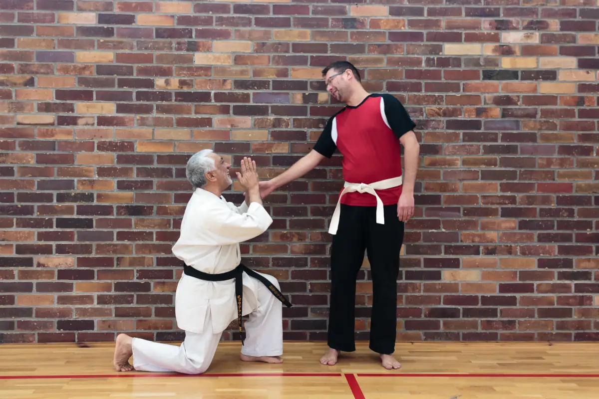 Sensei Moss und Gero Lustige Szene Lindow 2013 Eine lustige Szene zwischen Sensei Moss und Gero im Trainingslager des Kyokushinkai Karate Köpenick e.V. in Lindow 2013.