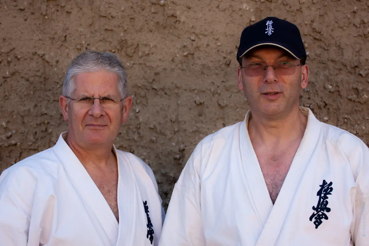 Shihan Liam & Senpai Peter Shihan Liam und Senpai Peter Bradler vom Kyokushinkai Karate Köpenick e.V. stehen nebeneinander vor einer Wand