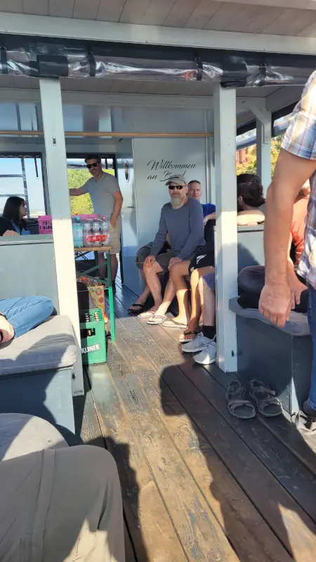 Sommerfest 2023 – Gruppen bei der Floßfahrt Gruppe des Kyokushinkai Karate Köpenick e.V. auf dem Floß beim Sommerfest 2023 auf der Spree