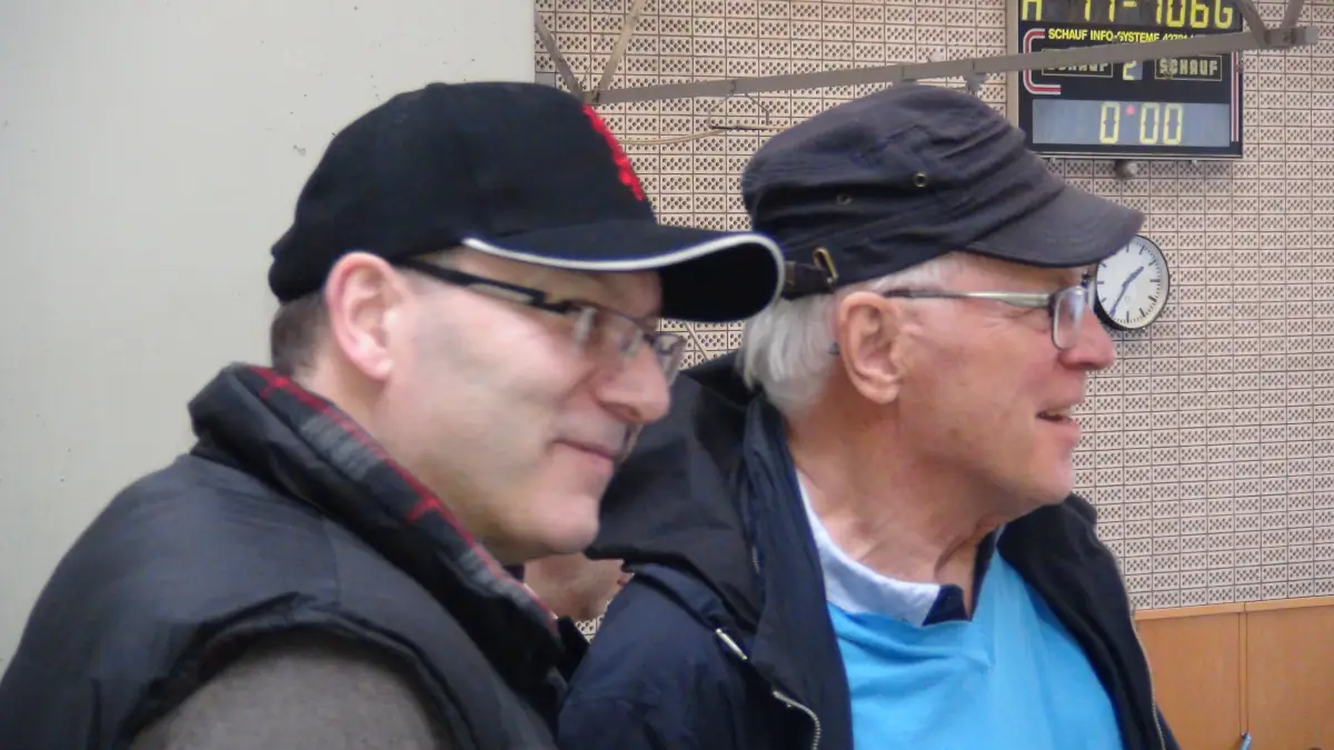 Sponsor Dr. Wolf Herwart Münscher und Senpai Peter Dr. Wolf Herwart Münscher und Senpai Peter vom Kyokushinkai Karate Köpenick e.V. bei einem Kyokushin-Turnier.