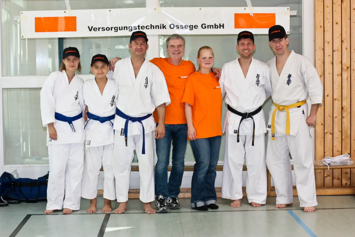 Sponsor Versorgungstechnik Ossege GmbH im Dojo Oberschöneweide Gruppe von Karateka des Kyokushinkai Karate Köpenick e.V. mit Sponsor Versorgungstechnik Ossege GmbH im Dojo Oberschöneweide