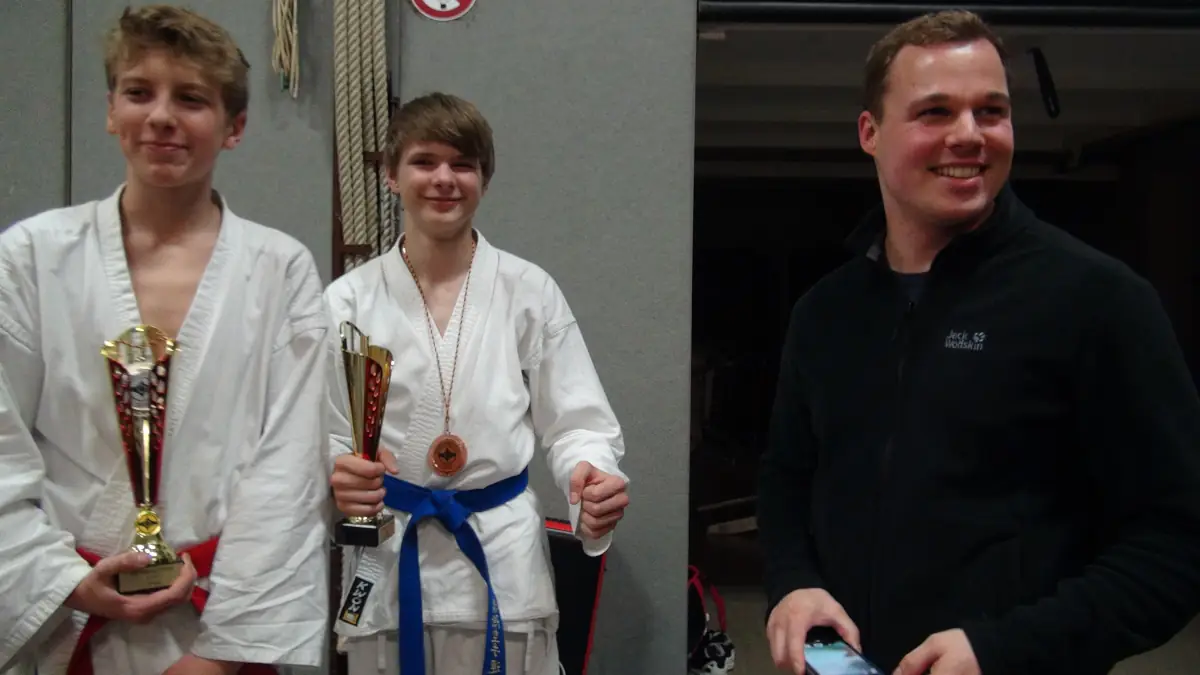 Team Köpenick beim Turnier in Bayern Team des Kyokushinkai Karate Köpenick e.V. präsentiert Pokale bei einem Turnier in Bayern