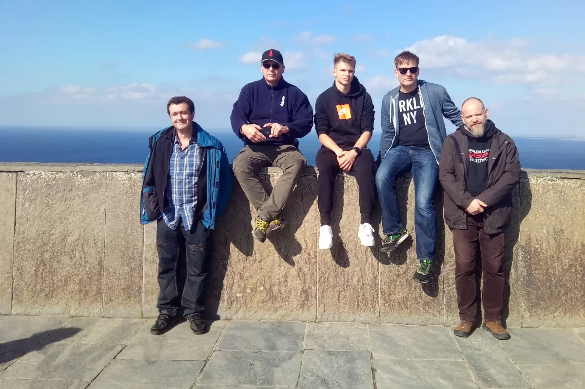 Team in Irland auf der Mauer Team des Kyokushinkai Karate Köpenick e.V. sitzt teilweise auf einer Mauer in Irland, im Hintergrund der Atlantik