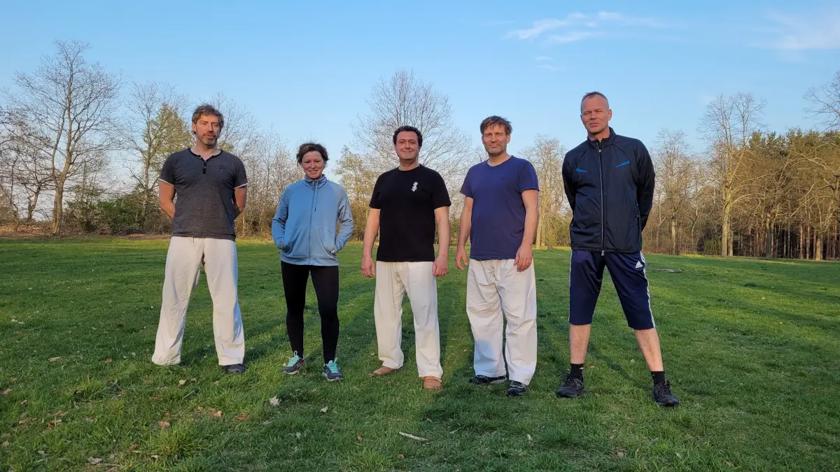 Teamfoto in der Wuhlheide Senpais und Schüler des Kyokushinkai Karate Köpenick e.V. beim Teamfoto auf der Wiese in der Wuhlheide