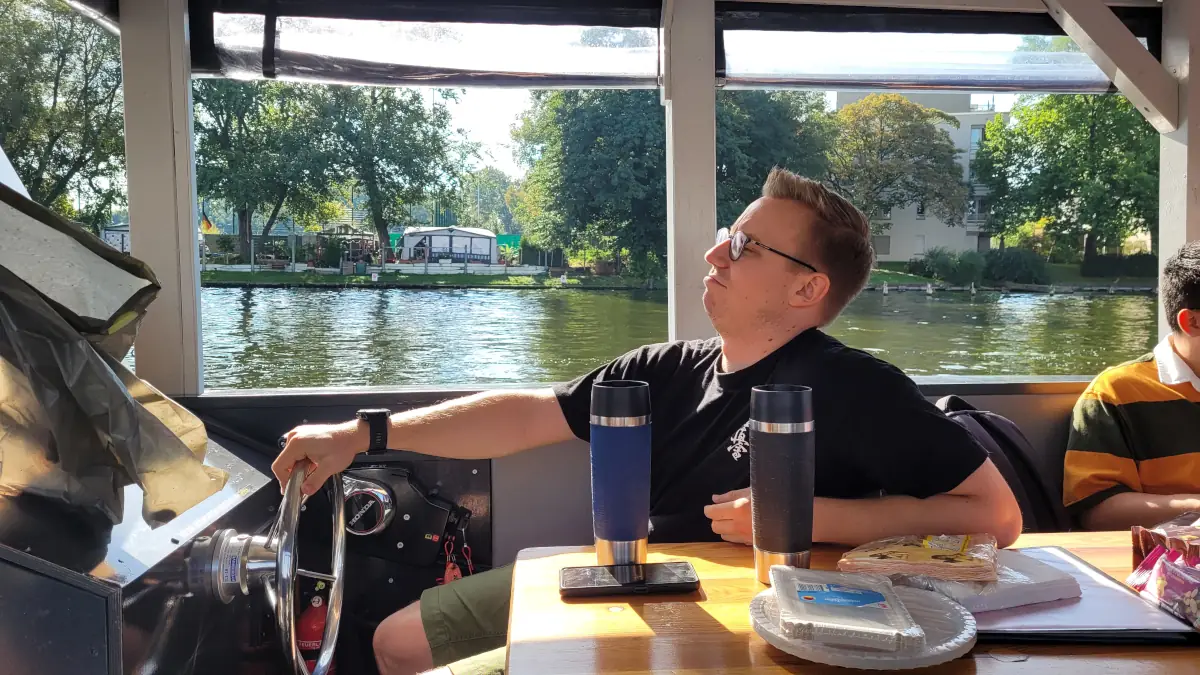 Sommerfest 2023 – Floßfahrt mit Tim am Steuer Tim steuert ein Floß beim Sommerfest 2023 des Kyokushinkai Karate Köpenick e.V. auf der Spree