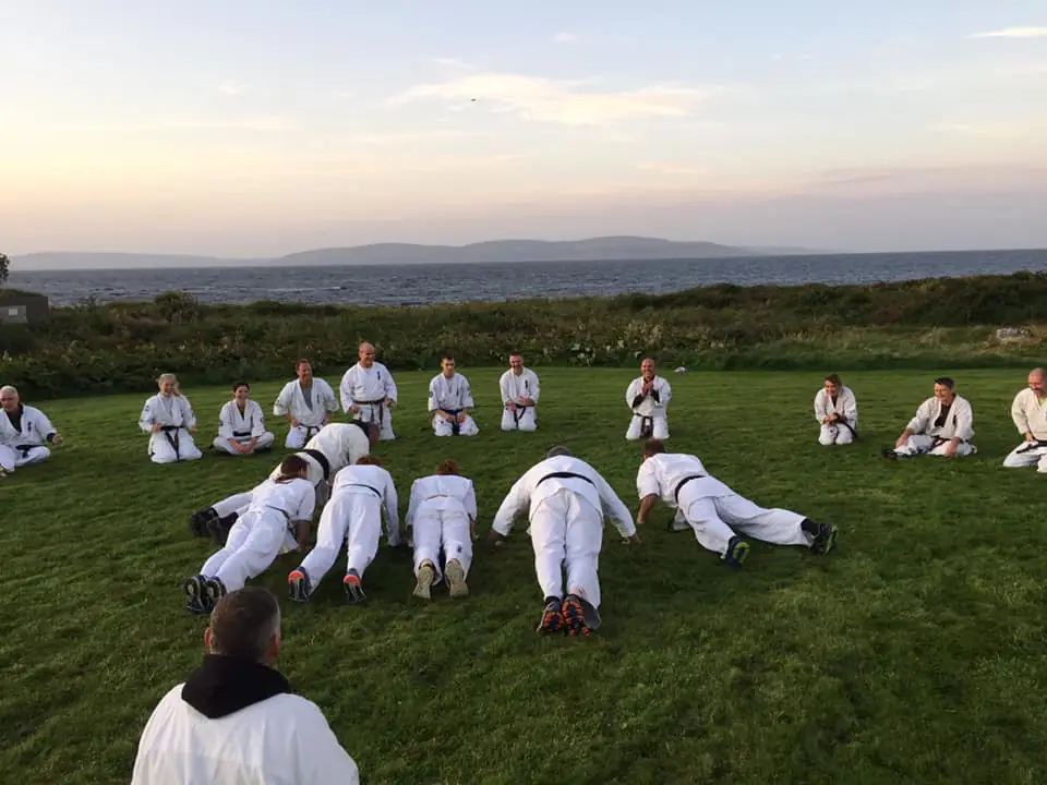 Training am Atlantik – Liegestütze mit Meerblick Karateka des Kyokushinkai Karate Köpenick e.V. beim Training mit Liegestützen am Atlantik mit Blick aufs Meer