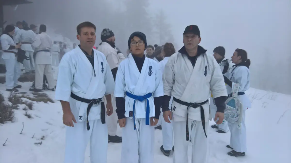 Training in winterlicher Landschaft Karateka des Kyokushinkai Karate Köpenick e.V. beim Training in einer verschneiten Landschaft