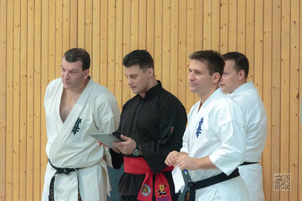 Juniorcup 2012 – Verkündung der Ergebnisse Senpai Peter, Senpai Timo und weitere Mitglieder des Kyokushinkai Karate Köpenick e.V. bei der Verkündung der Turnierergebnisse Juniorcup 2012