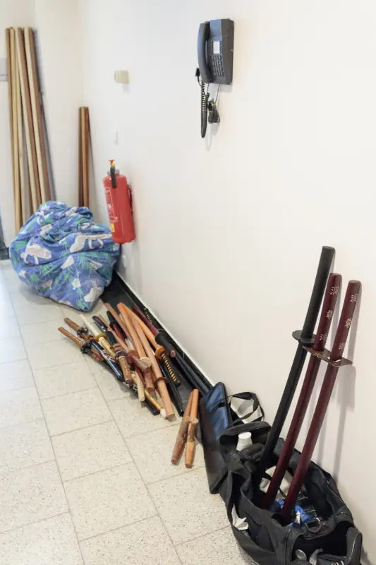 Ausrüstung Bo Stab Katana Lindow 2013 Abgestellte Ausrüstung wie Bo-Stäbe und echte Katana Schwerter für das Kobudo Training des Kyokushinkai Karate Köpenick e.V. in Lindow 2013.