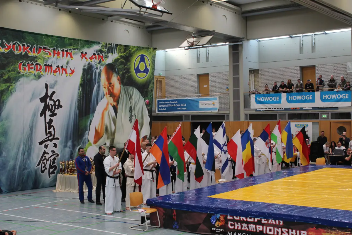 Kyokushin-kan European Championship – Berlin Dojo Dankezu Eröffnungszeremonie der Kyokushinkan Karate Europameisterschaft in Berlin mit Länderflaggen, veranstaltet von Kyokushin-kan International und ausgerichtet vom Dojo Dankezu.